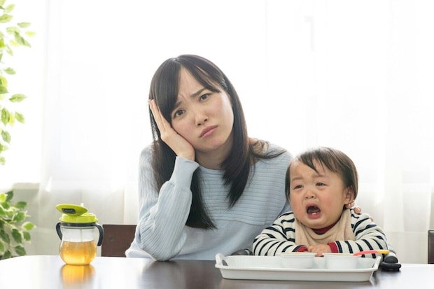 ママ困り顔　　子ども　部屋