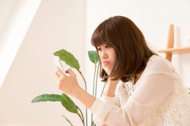 女性　スマホ　困り顔