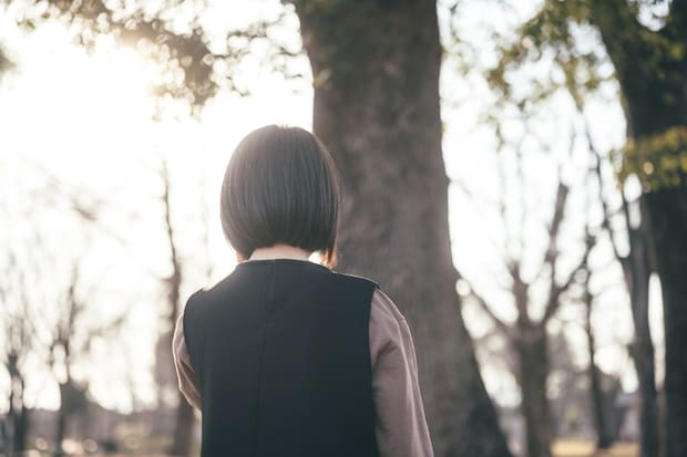 女性　外　落ち込む