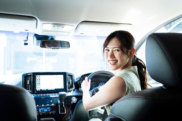 女性　運転　振り返る　笑顔