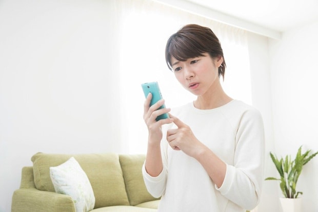 女性　スマホ　ソファ