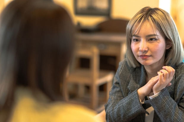 女性　　友人　真剣　カフェ