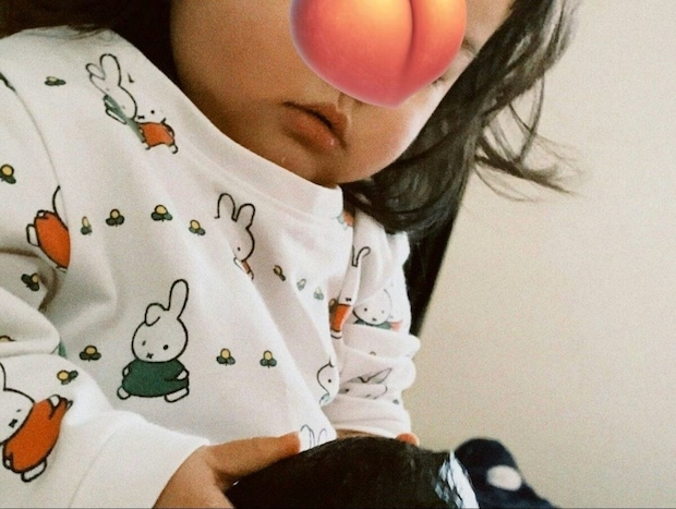 「人生初の経験」2歳児がママを起こしたまさかの方法に6万いいね「どこから持ってきた？」「笑いました」