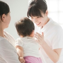 授乳に手こずり孤独感でしんどいママを救った「助産師の言葉」→2.9千いいね「素敵なアドバイス」