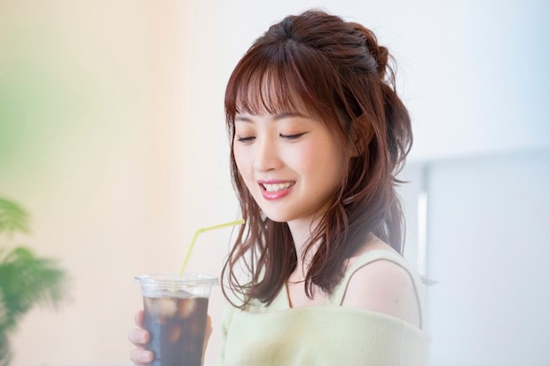 女性　カフェ　伏目