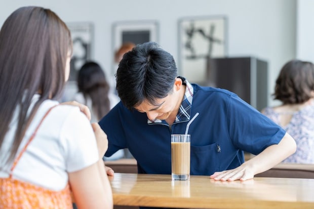 男性　カフェ　謝る