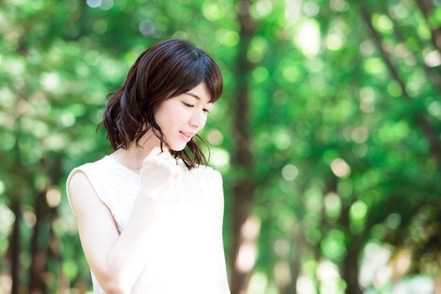 公園　女性　横顔　俯く