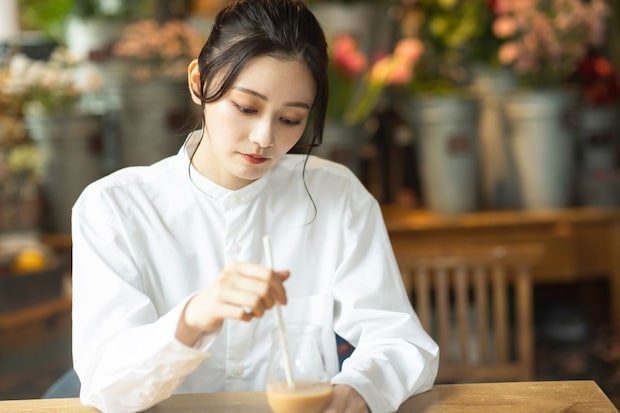 　カフェ　女性　ため息　