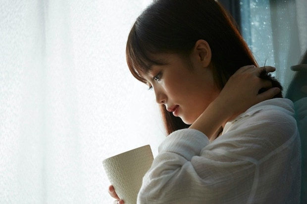 横顔　女性　暗い