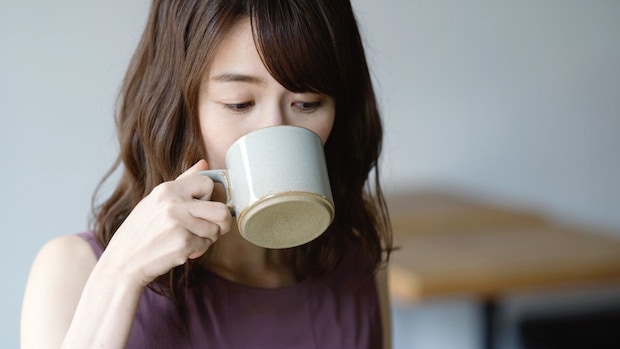 女性　暗い　見る　カフェ