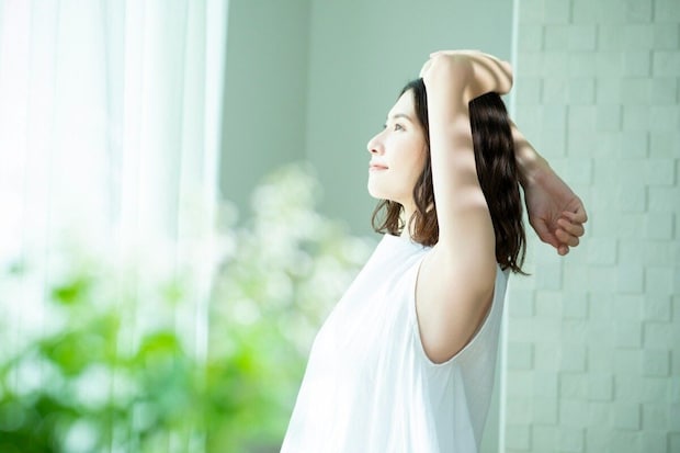 女性　カーテン