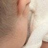 「ﾑｷｭｯ…」赤ちゃんの謎行動が尊すぎる件に6,200いいね「きゃんわいい」「そばにいてねの意味かも」