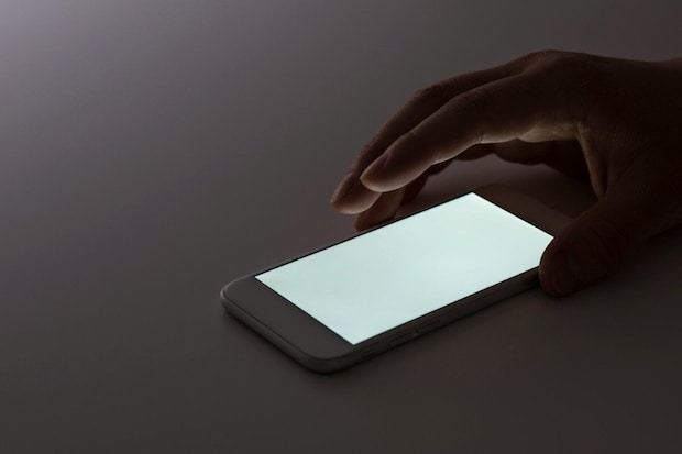 スマホ　暗い