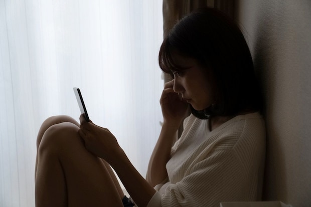 スマホ　涙　女性　暗い