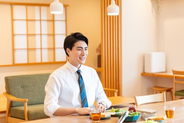 男性　微笑む　爽やか　食事　スーツ