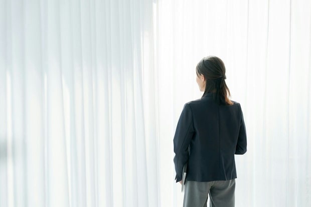 女性　後ろ姿