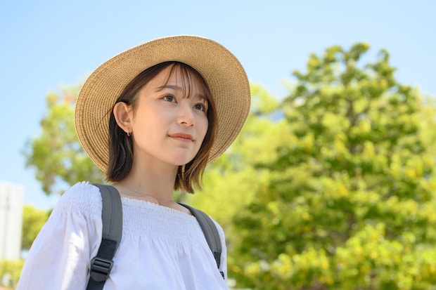 空　女性　開放感　公園　