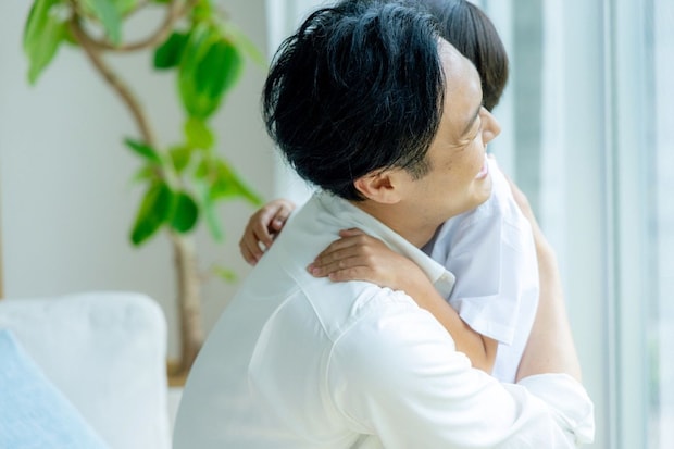 パパ　息子　抱っこ　家