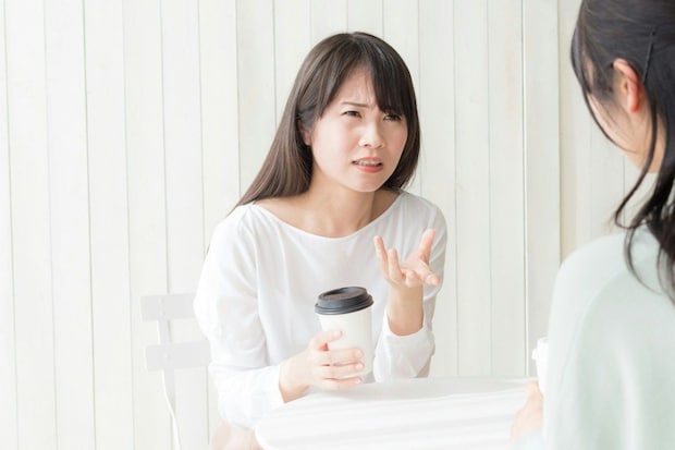 女性　友達　相談