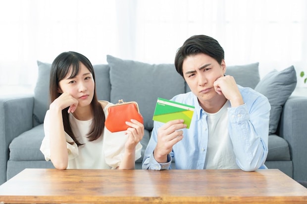 夫婦　通帳　若い