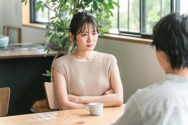 女性　カフェ　睨む