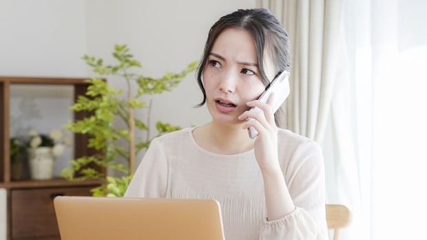 通話　女性　家　怒る　パソコン