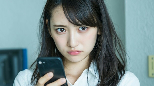 スマホ　女性　怒り