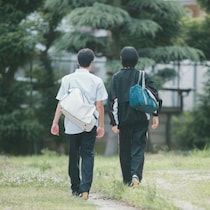 ニュースを見て「ドアの前の小石」に怯える80歳の母→まさかの犯人の正体に4千いいね