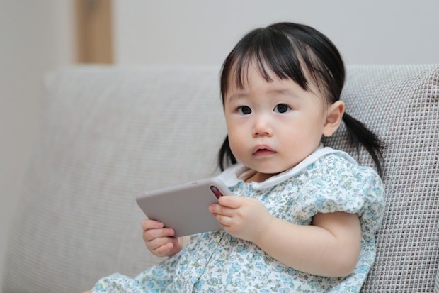 理想と現実に悩む育児のリアル「電車内で赤ちゃんがギャン泣き」→スマホを見せた葛藤に2千いいね