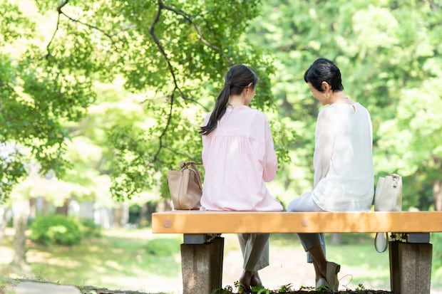 女性　相談　ベンチ　