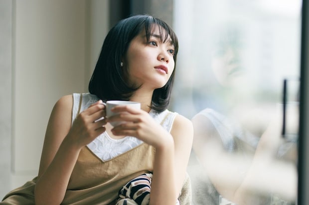 　アンニュイ　コーヒー　窓　落ち込む