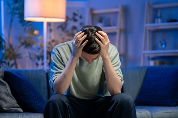 男性　暗い　部屋　絶望