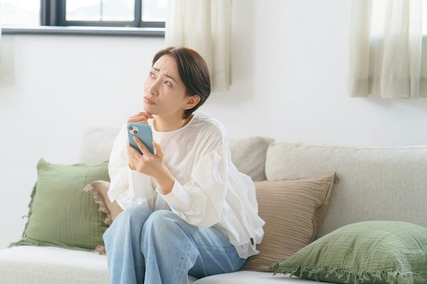スマホ　返信　困る　女性　リビング