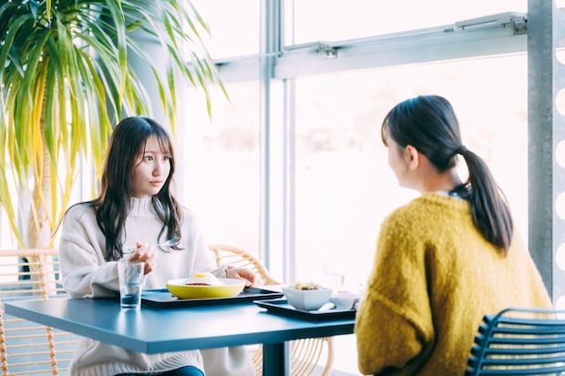 カフェ　友人　女性　外