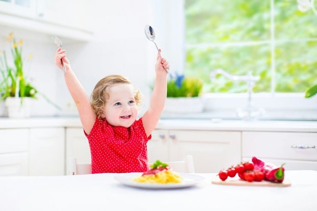 炒飯が大好きな3歳児がフライパンを覗いて大喜び！→その後の“まさかのオチ”に2.2万いいね「可愛らしい」