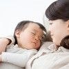 疲れたらママの近くで休憩！キュンとする充電タイムの“愛おしすぎる写真”に4,870いいね「もちもち感がかわいい」