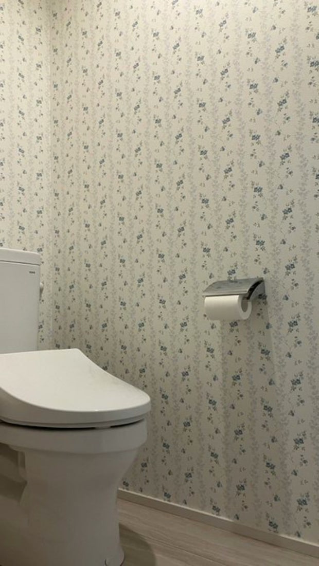 “かわいい”と好評！夫が選んだトイレの壁紙に「シルバニアみたい」「こういうの好き」と2.4万いいね