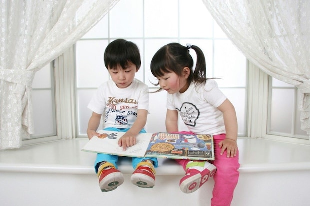 身体の柔らかさに驚き&かわいさ満点!4歳と3歳が仲良く取り組むペアヨガに2,510いいね