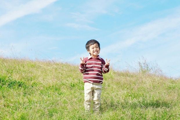 4歳が「まいにち楽しいことばっかり！」とスキップ→ママが理由を聞いて涙腺崩壊の1.1万いいね「とってもエモい」「泣きそう」