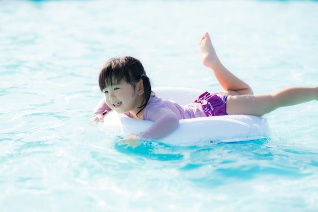 連絡帳に書かれた娘の“水浴び中の姿”に5万いいね!先生のセンス光るフレーズに「最高に可愛い」「将来有望」