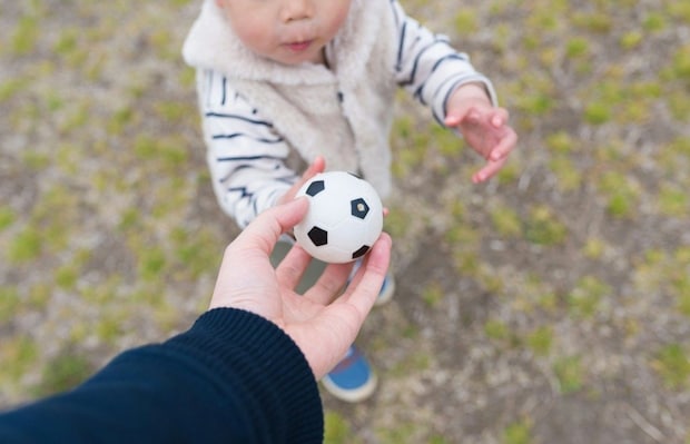 意外すぎる場所にボールを隠した結果…息子も心配する衝撃の見た目に1.4万いいね「めっちゃ腫れてる」