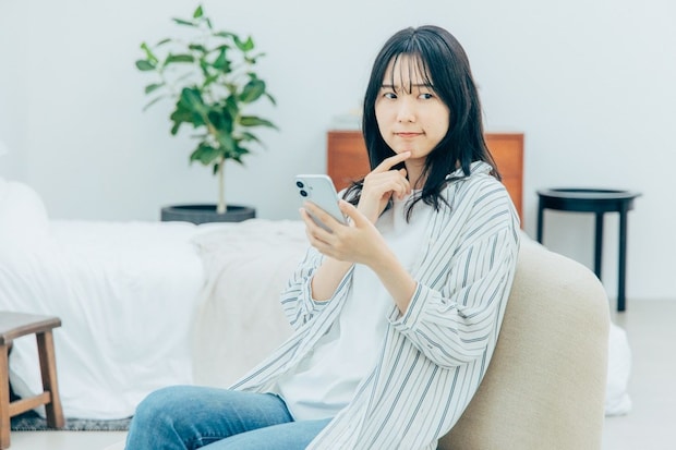 スマホ　悩む　女性