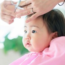 実母の「どこ切るの？」に大爆笑！ベビ連れ美容院の報告で起きた"まさかの勘違い"に700いいね