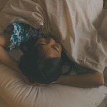 夜中にふと目覚め、妻と子供たちを見たパパの「ある行動」→愛に溢れた日常の光景に900いいね「サイコーの幸せ」