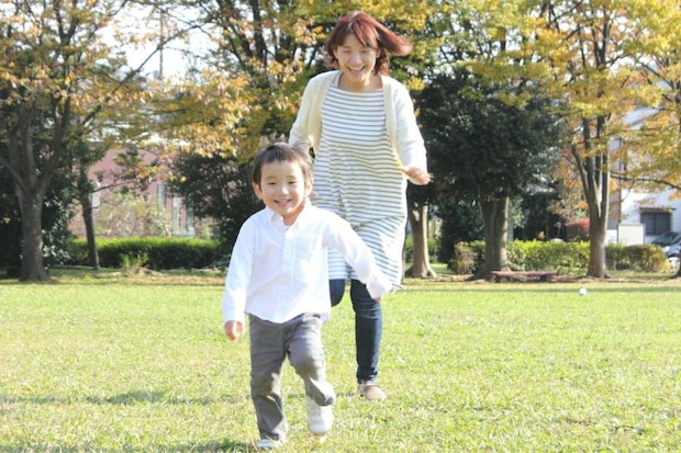 「あと一回だけ!」全力で遊んだ後、息子の友達から贈られた一言に2,200いいね「素敵」「子どもにとって最高の遊び相手」