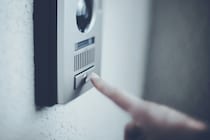 突然のインターホン→警察から告げられた夫の万引きで崩れ落ちる日常｜夫は万引き犯でした