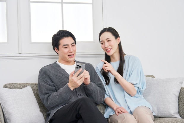 夫　妻　スマホ　リビング　見る