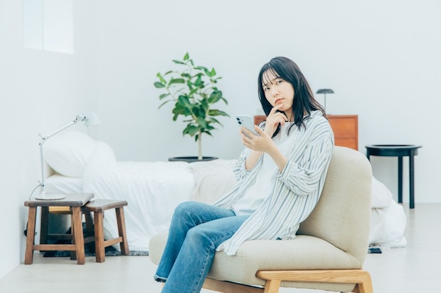 スマホ　女性　リビング　