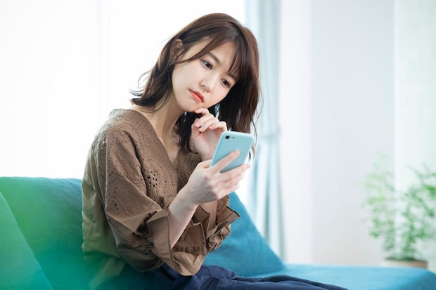 スマホ　女性　イライラ
