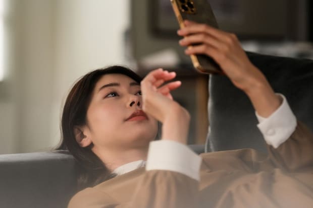 スマホ　女性　夜　切ない